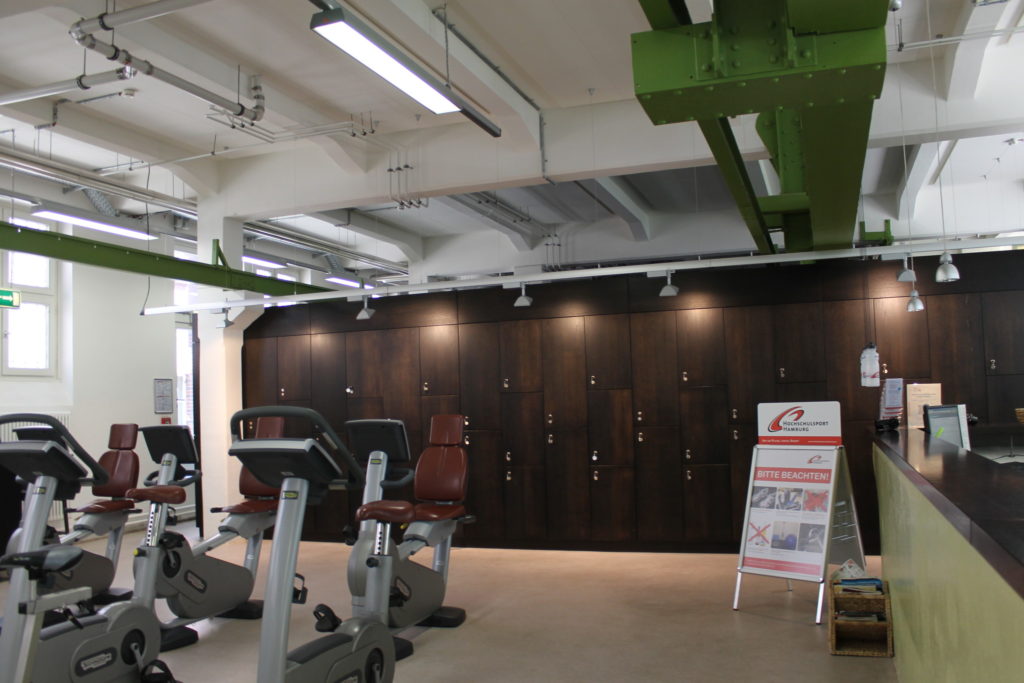 Schränke und Spinning-Bikes im HAW Fitnessstudio Hamburg
