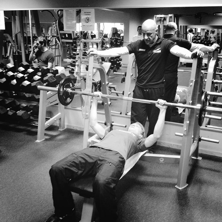 Stefan Morawietz mit Kunden, Fitness, Bankdrücken